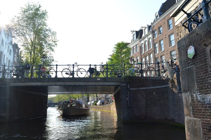 Paisagem típica de Amsterdã: bicicletas em uma ponte sobre um canal