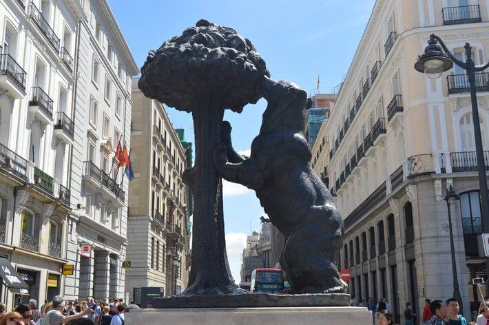 Estátua del Oso y el Madroño