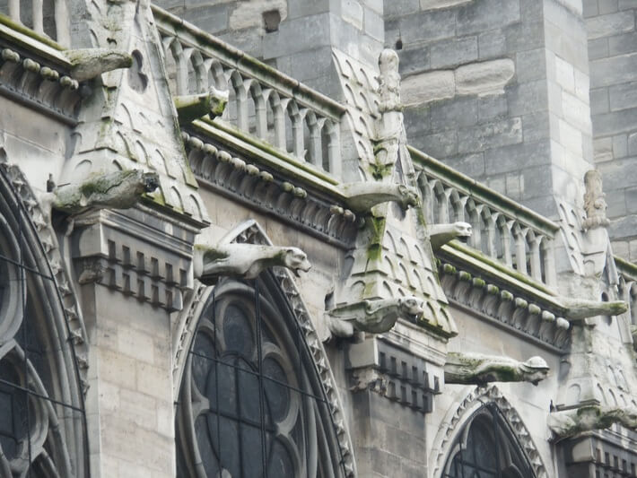 Detalhes da arquitetura da Catedral de Notre Dame