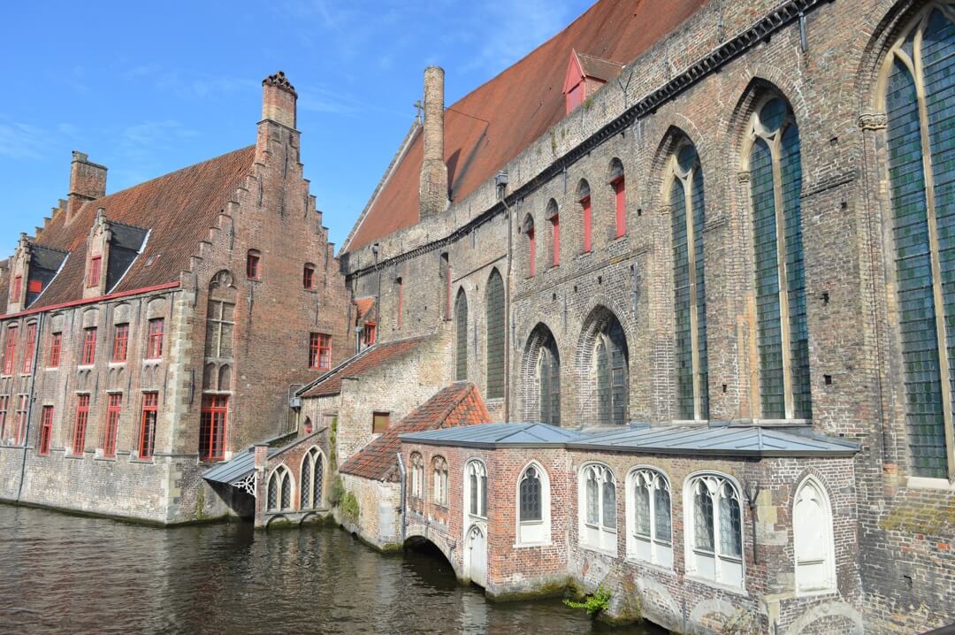 Um dos belos canais em Bruges