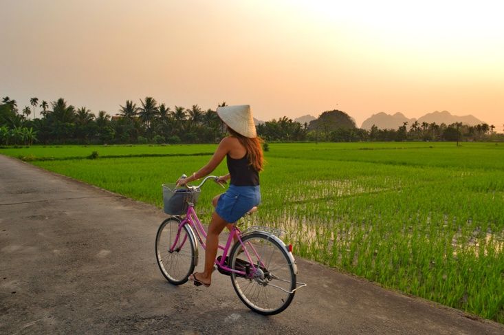 Passeio de bicicleta na vila vietnamita